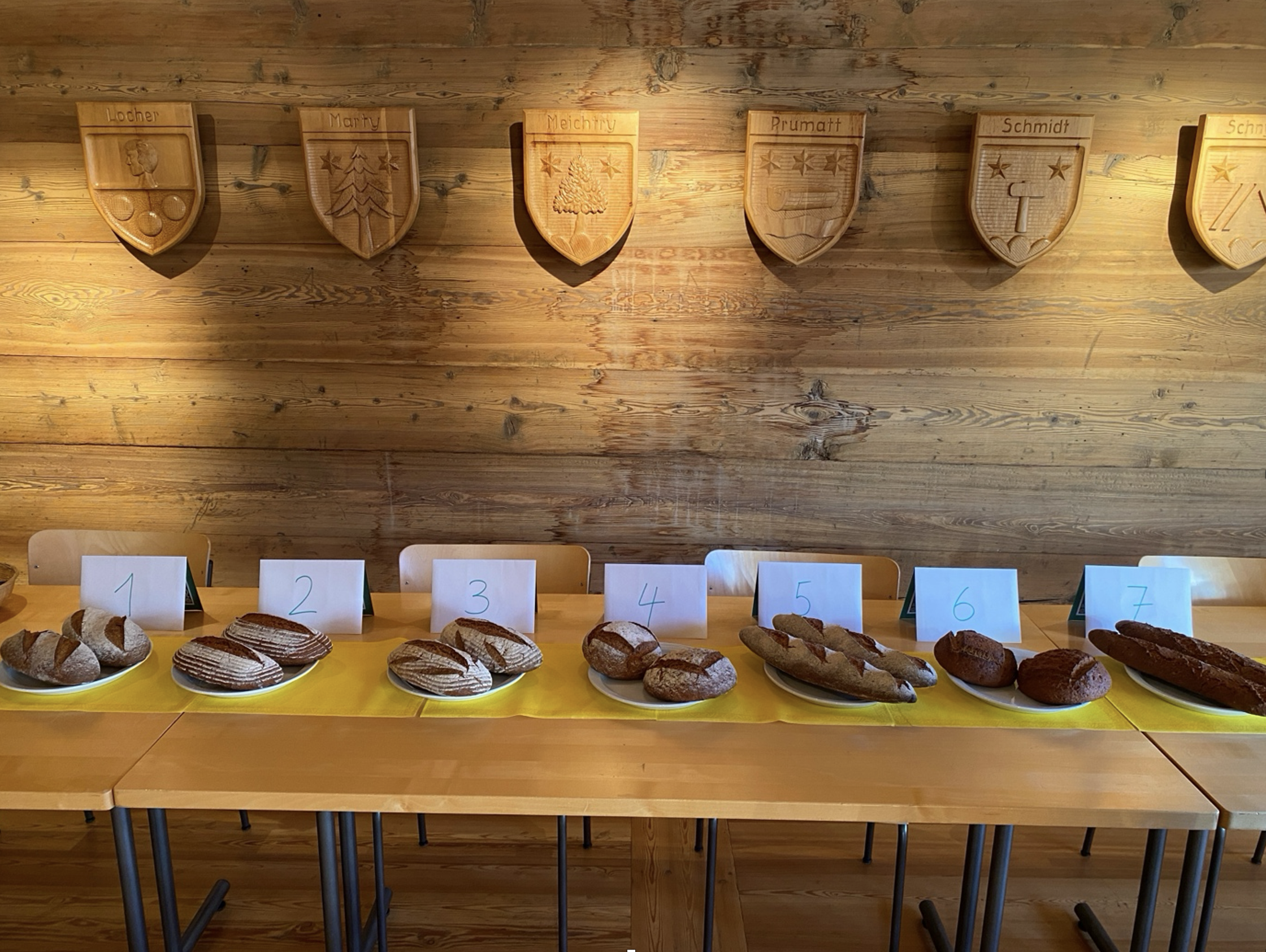 Vergleichsdegustation von sieben Broten, die mit unterschiedlichen Anteilen von Ackerbohnenmehl hergestellt wurden. Bild: Sortengarten Erschmatt