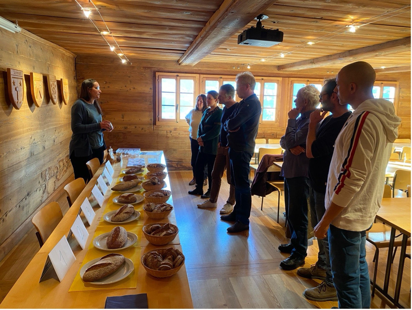 Laura Kuonen vom Botanischen Garten Erschmatt erläutert den Teilnehmerinnen und Teilnehmern die Bedingungen der Evaluation. Bild: Sortengarten Erschmatt