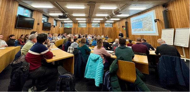 Bruno Studer begrüsst das Publikum aus Forschenden, Züchterinnen und Züchtern, Studierenden sowie weiteren Interessierten. Bild: SKEK